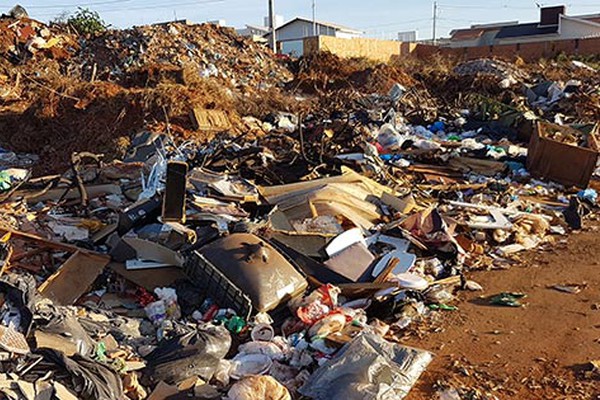 Promessa de limpeza não é cumprida e lixão instalado no bairro Barreiro cresce a cada dia 