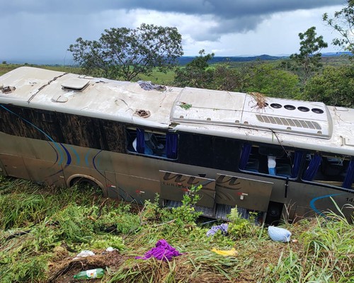 Ônibus com 29 passageiros sai da pista e deixa mais de 10 pessoas feridas na BR 365