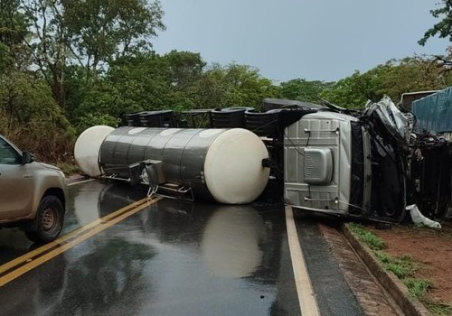 Carreta que transportava leite tomba e fica atravessada na MG 410; trânsito já foi liberado