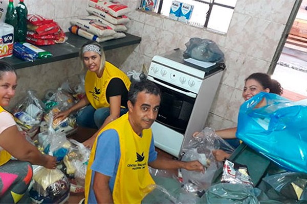Solidariedade; Central Única de Favelas distribui  cestas básicas para famílias carentes de Patos de Minas