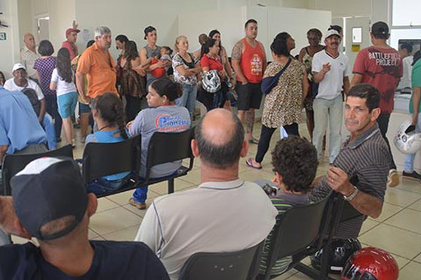 Longa espera e morte de idosa deixam população indignada na UPA em Patos de Minas