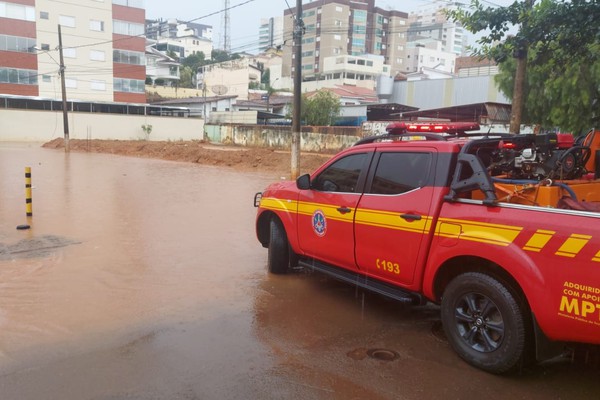 Corpo de Bombeiros realiza trabalho preventivo e emite alertas à condutores em caso de chuva forte