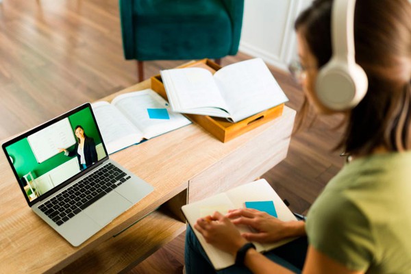 Digitalização das escolas brasileiras avançou de forma desigual entre 2000 e 2024, aponta levantamento