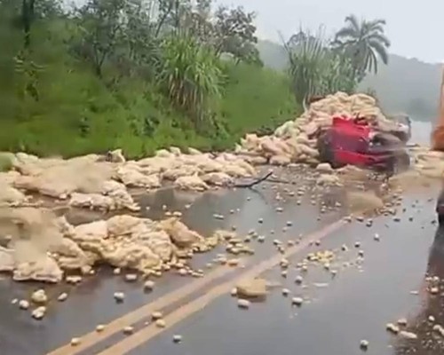 Motorista morre após caminhão aquaplanar e bater em carreta, na BR354