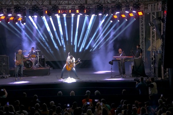 “Planeta sonho”, um dos maiores sucessos do 14 Bis, enche de esperança Patos de Minas; veja ao vivo