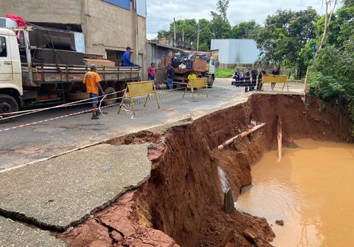 Desmoronamento avança, engole passeio e moradores deixam casas em Patos de Minas