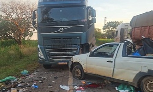 Picape bate frontalmente com caminhão na BR-251 e motorista fica gravemente ferido em Unaí