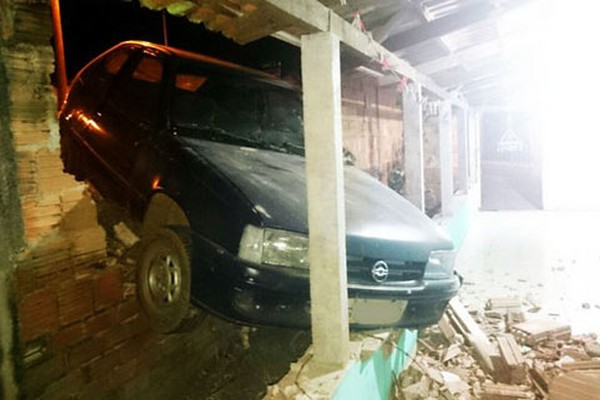 Motorista de 33 anos perde controle de veículo e invade muro de residência em Presidente Olegário