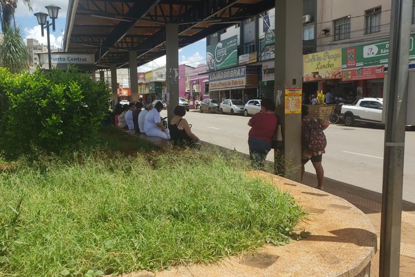Usuários reclamam de sujeira e descaso com praça pública no centro de Patos de Minas
