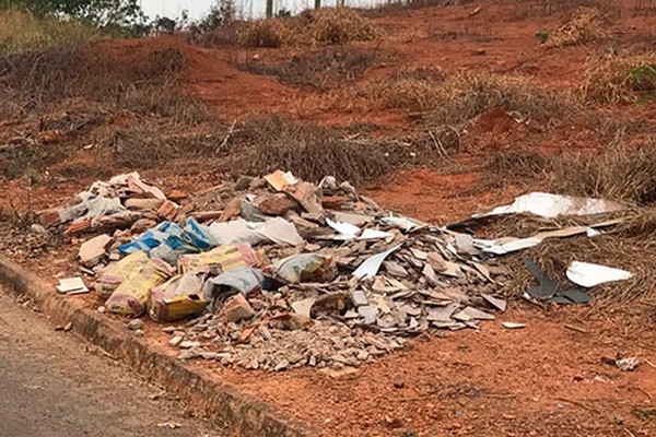 Moradores cobram providências para evitar despejo de lixo e entulho em área de preservação