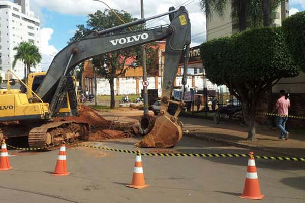 Após fechar buraco, Copasa abre nova cratera e interdita pista na avenida Paracatu