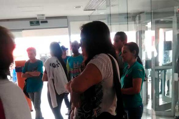 Sistema do Itaú fica fora do ar e clientes lotam agência bancária em Patos de Minas
