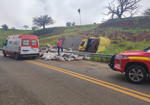 Caminhão com sacos de cama de frango capota perto de Areado e 3 pessoas ficam feridas