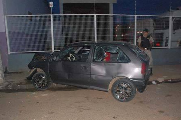 Carro é destruído a tijoladas após bater em poste no Bairro Brasil
