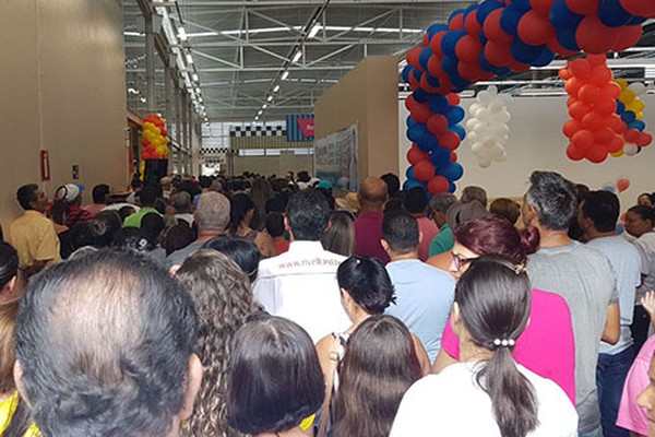 Em busca de promoções, centenas de pessoas comparecem à  inauguração do Hipermercado ABC