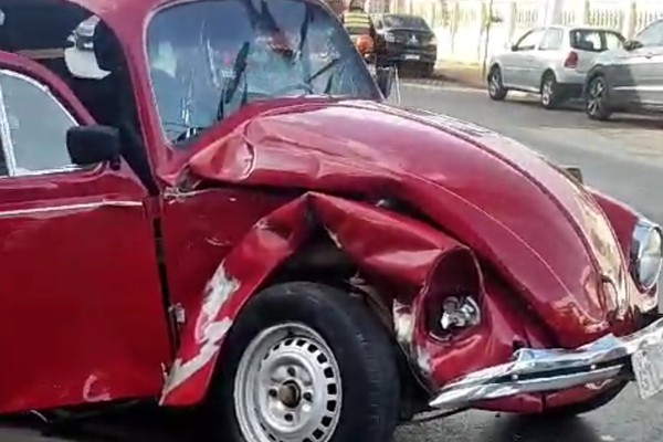 Fusca é bastante danificado e motorista fica ferido em acidente no centro de Patos de Minas