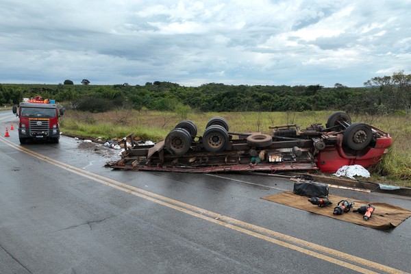 Caminhão carregado com açúcar capota perto de Catiara e motorista morre preso às ferragens na BR 146