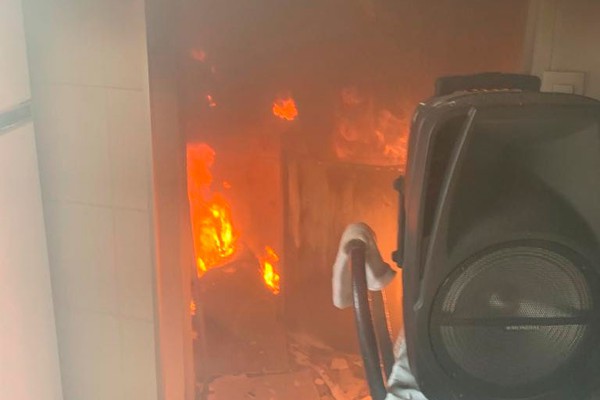 Mangueira de gás se rompe durante preparo de bolo, apartamento pega fogo e mobiliza bombeiros