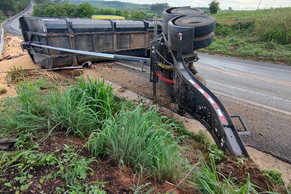 Semi-reboque carregado com soja tomba na BR-352 em Patos de Minas
