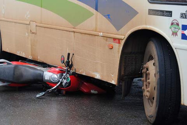 Motocicleta vai parar debaixo de ônibus em acidente no Bairro Lagoa Grande