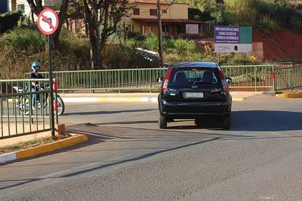 Motoristas desrespeitam nova sinalização no final da Av. Fátima Porto e são multados