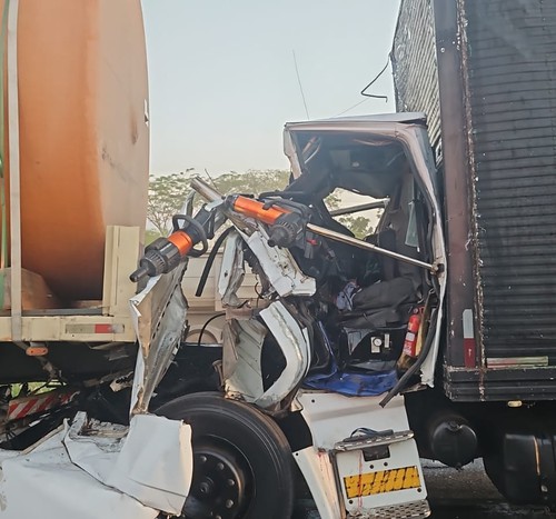 Caminhão-baú bate na traseira de caminhão-tanque e deixa motorista preso às ferragens na BR-365