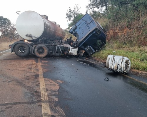 Motorista perde controle de caminhão-tanque em descida, bate em barranco e interdita parcialmente a MG410