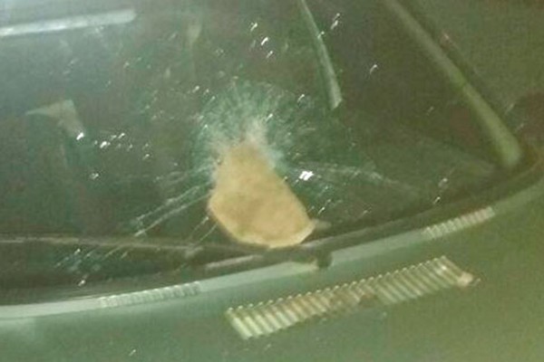 Homem joga pedra em carro após arma de fogo falhar em Carmo do Paranaíba