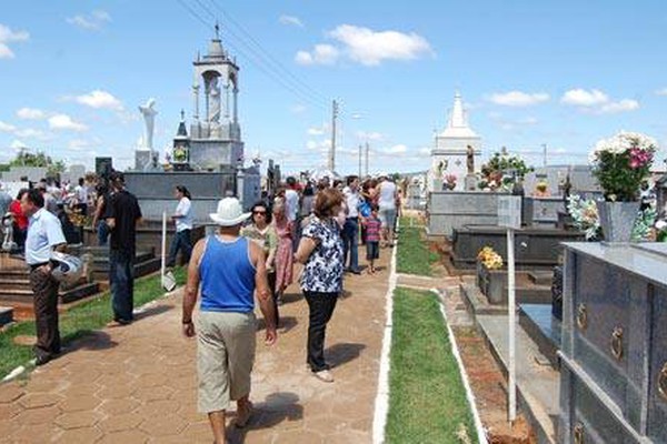Milhares de pessoas lotam o cemitério de Santa Cruz para homenagear os finados