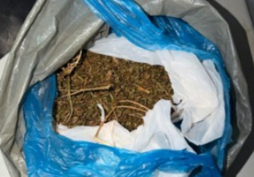 Padrasto é preso por agressão a jovem com deficiência e tráfico de drogas em Patos de Minas