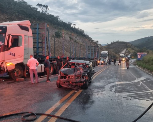 Casal fica gravemente ferido após carro aquaplanar e bater de frente com tritrem na BR146
