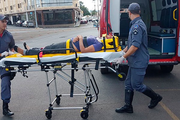 Mulher é atingida por moto ao tentar atravessar a Major Gote e acaba no Hospital Regional