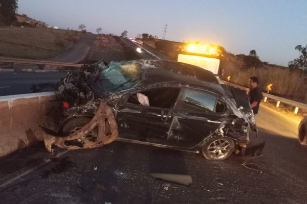 Veículo capota na BR 352 em Patos de Minas e motorista e passageiro saem ilesos