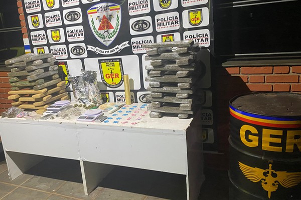 Dupla que escondia drogas até na geladeira é presa com muita maconha, ecstasy e haxixe