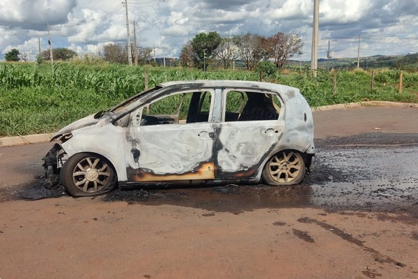 Veículo pega fogo e mobiliza Corpo de Bombeiros em Patos de Minas