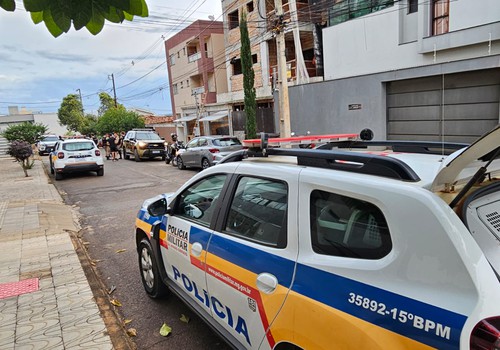 Operação da PM termina com suspeito morto, dois presos e cinco armas apreendidas em Patos de Minas