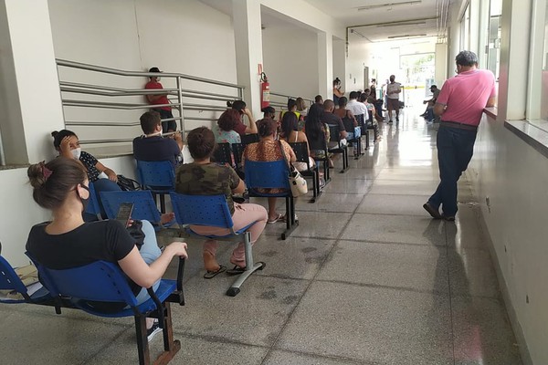 Pacientes Covid-19 aguardam de pé e sentados em escada no 1º dia de atendimento no Hospital de Campanha