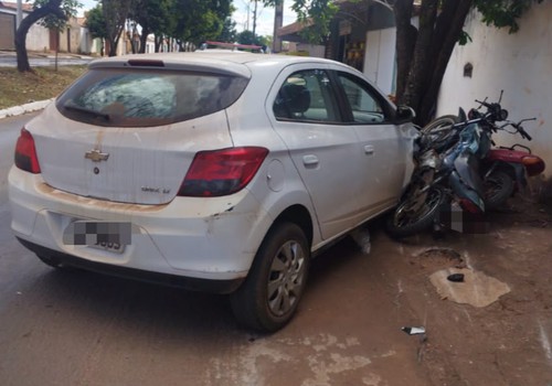 Motorista desvia a atenção para ver mensagem no celular e bate em várias motocicletas estacionadas