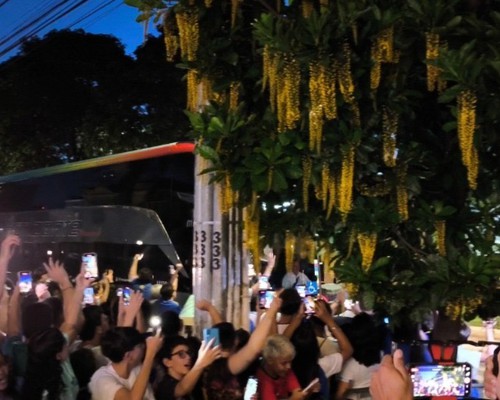 Cruzeirenses lotam frente de hotel e recepcionam o clube com festa antes de jogo decisivo em Patos de Minas