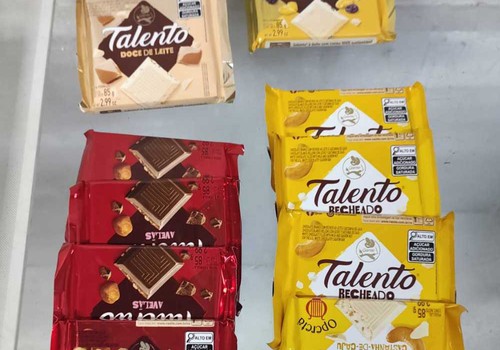 Jovem é presa ao tentar sair de hipermercado com várias barras de chocolate, coquetel e outros produtos