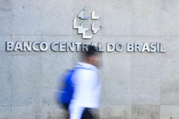 Juros elevados mantêm pressão sobre endividamento das famílias