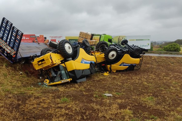 Máquinas agrícolas avaliadas em R$ 3 milhões despencam de caminhão no Trevo da Pipoca