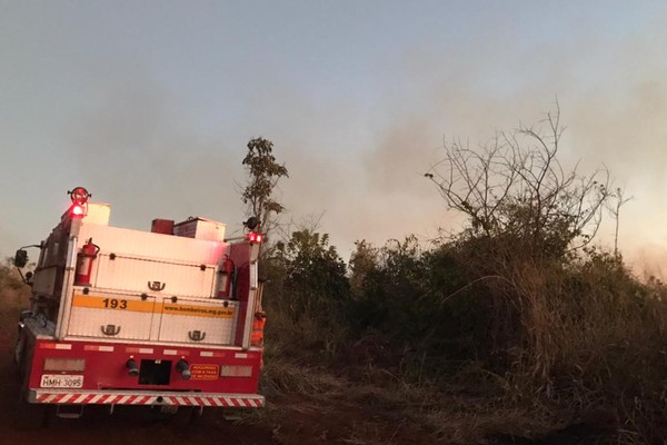 Mata do Catingueiro sofre segundo incêndio em menos de uma semana; bombeiros já atuam no local