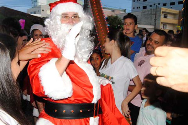 Chegada do Papai Noel atrai centenas de pessoas e abre Campanha de Natal em Patos