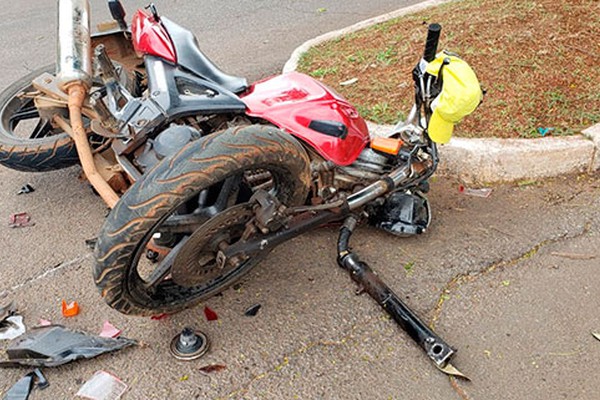 Velocímetro trava em 100km-h após acidente que deixou condutor ferido na avenida Paranaíba