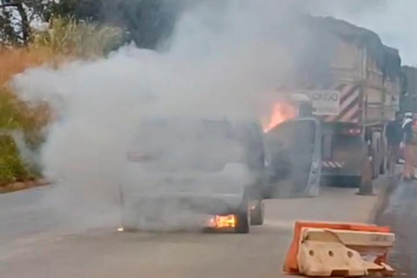 Veículo pega fogo e para o trânsito no trecho em obras da MGC 354