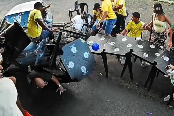 Vídeo mostra torcedores da seleção sendo atropelados por carro conduzido por adolescente em Patrocínio; veja