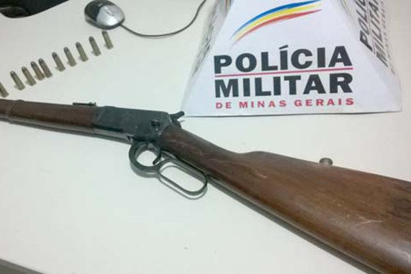Polícia Militar recebe denúncia e prende jovem de 23 anos com um rifle Winchester 44
