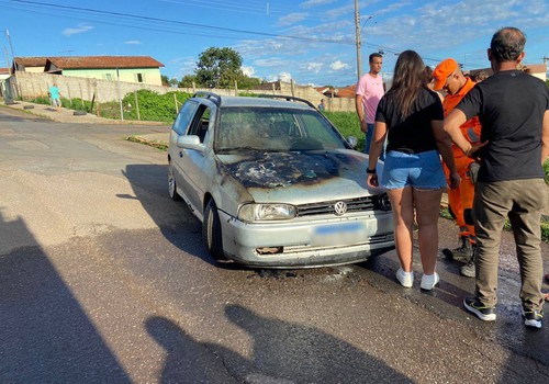 Carro pega fogo após condutor tentar “dar tranco” e mobiliza Corpo de Bombeiros, em Patos de Minas