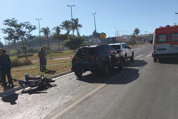 Condutor e passageira ficam feridos em mais um grave acidente em avenida de Patos de Minas